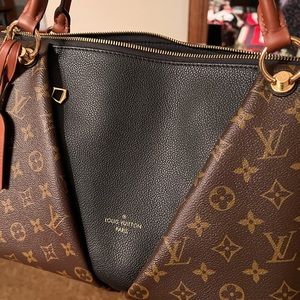 Louis Vuitton V Tote MM